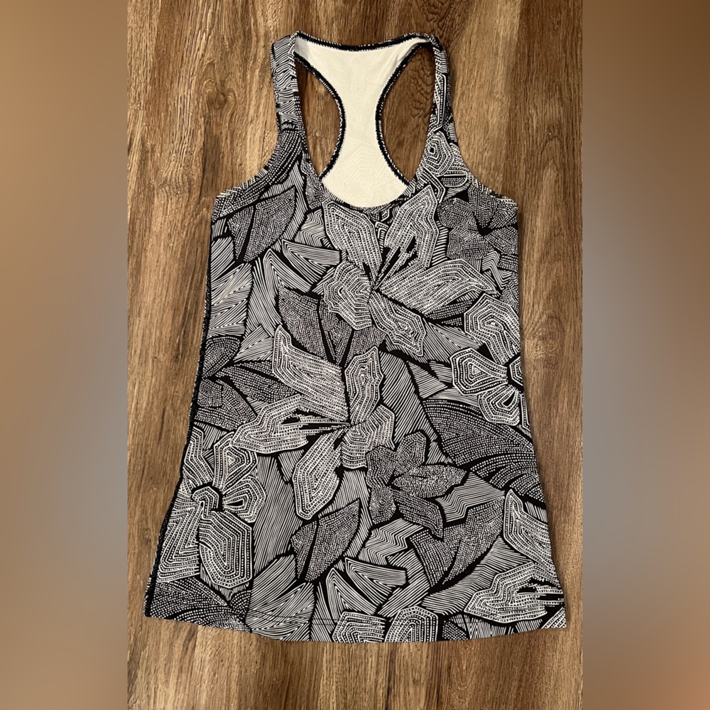 Lululemon Cool Racerback Hiplength Sz 6 or 8 (see measurements)